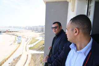 وزير الإسكان يتفقد العمارات السكنية بالحي اللاتيني وخزانات المياه بالعلمين الجديدة