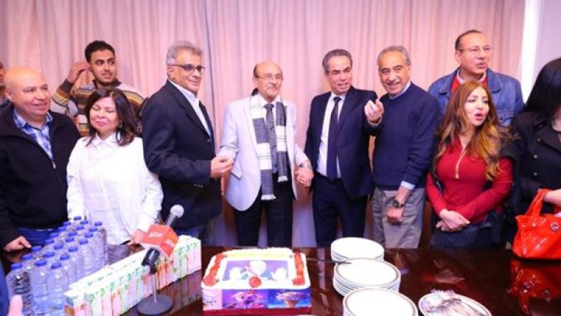 الفنان محمد صبحي يسجل مسلسله الإذاعي الجديد «مرفوع مؤقتا من الخدمة»