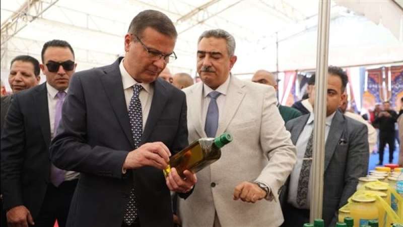 وزير الزراعة ومحافظ القاهرة يفتتحان معرض السلع الغذائية بميدان باب الشعرية