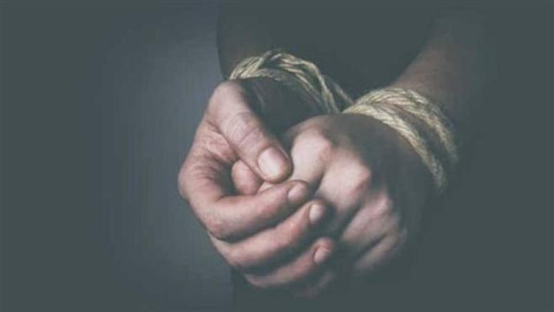 القصة الكاملة لواقعة ميت عاصم.. شاب يُجبر على ارتداء «بدلة رقص» و«التشهير» به في وضح النهار بالقليوبية