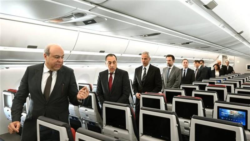 رئيس الوزراء يتفقد أول طائرة من طراز Airbus A350-900 بأسطول مصر للطيران.. صور