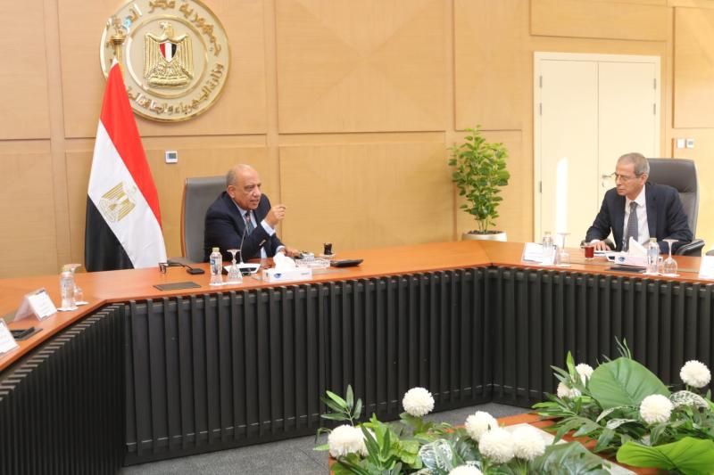 وزير الكهرباء يجتمع برؤساء شركات الإنتاج لمتابعة خفض معدلات استهلاك الوقود قبل فصل الصيف