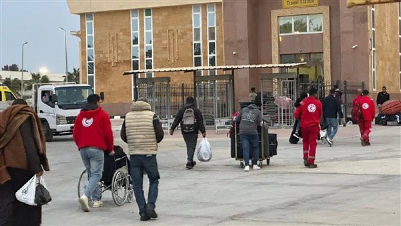 معبر رفح يستقبل دفعة جديدة من الجرحى والمرضى الفلسطينيين وسط تجهيزات طبية مكثفة