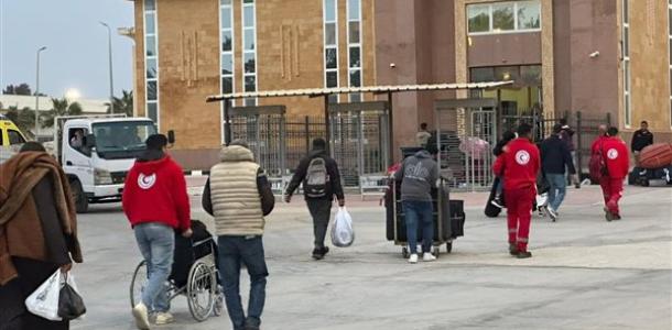 معبر رفح يستقبل دفعة جديدة من الجرحى والمرضى الفلسطينيين وسط تجهيزات طبية مكثفة