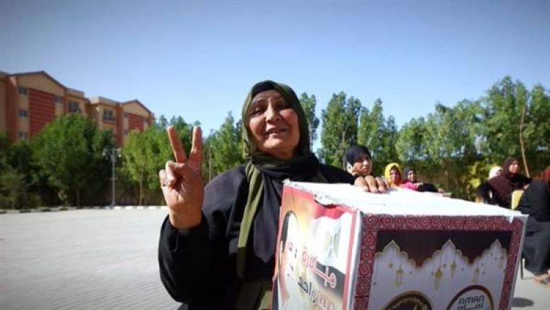 «الداخلية» توزع عبوات غذائية على الفئات الأولى بالرعاية بمناسبة شهر رمضان