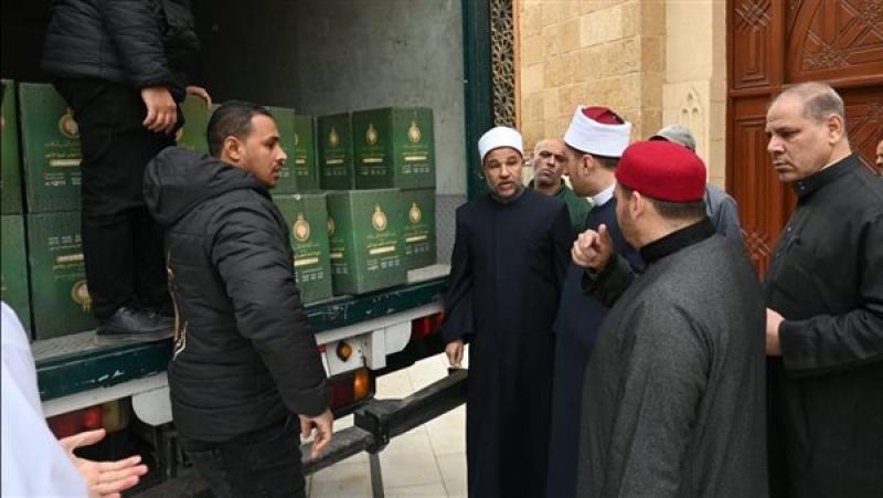 بالتعاون مع بيت الزكاة والصدقات.. توزيع 1000 كرتونة مواد غذائية من مسجد الحسين للأسر المستحقة