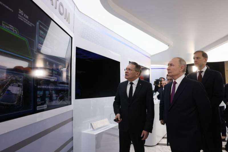 روساتوم تستعرض أمام الرئيس الروسي إنجازاتها الرائدة في الطب والتقنيات النووية