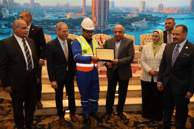 وزير الكهرباء يكرم العاملين بالشركات وفرق رفع الأثقال ويفتتح الدورة الرمضانية لكرة القدم