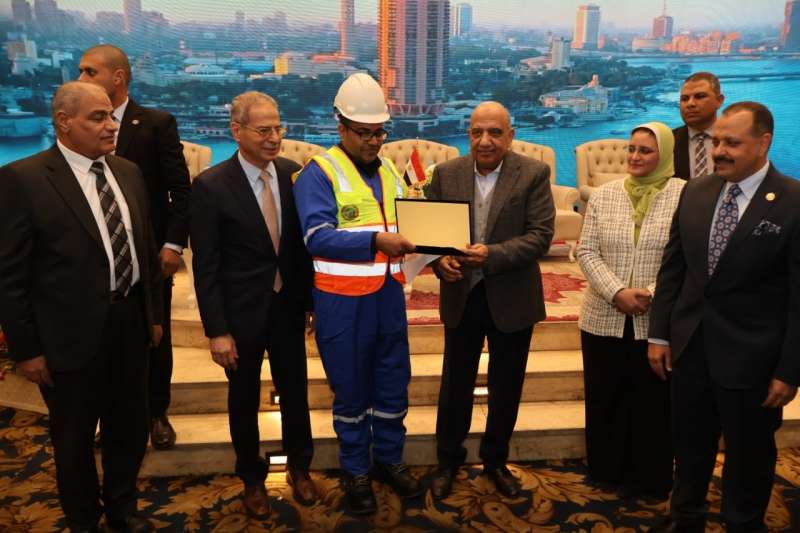 وزير الكهرباء يكرم العاملين بالشركات وفرق رفع الأثقال ويفتتح الدورة الرمضانية لكرة القدم