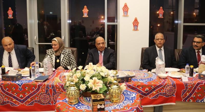 وزير الكهرباء يشارك العاملين بالمركز القومي للتحكم فى الطاقة إفطارهم ويتابع سير العمل