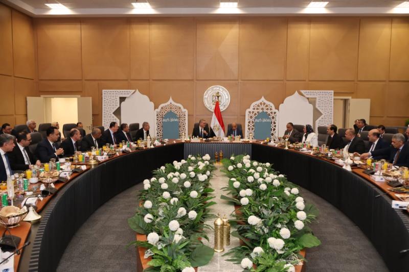 وزيرا الكهرباء والبترول يشاركان فريق العمل الإفطار ويتابعان توفير الوقود لتأمين التغذية