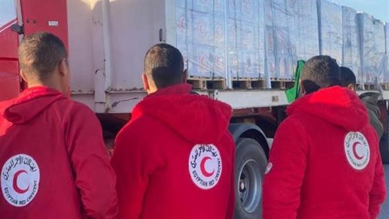 الهلال الأحمر المصري يدفع بأكثر من 76 ألف سلة غذائية عبر قافلة «زاد العزة» لغزة