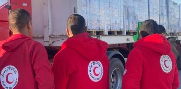 الهلال الأحمر المصري يدفع بأكثر من 76 ألف سلة غذائية عبر قافلة «زاد العزة» لغزة