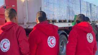 الهلال الأحمر المصري يدفع بأكثر من 76 ألف سلة غذائية عبر قافلة «زاد العزة» لغزة