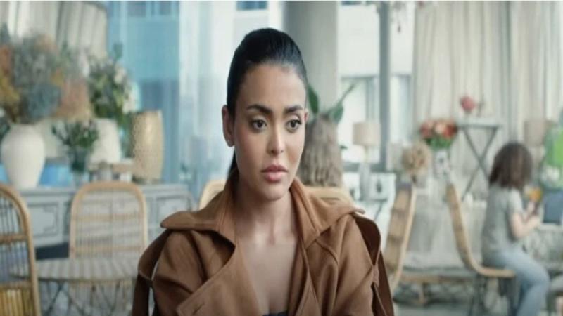 أسماء جلال تثير الجدل في العرض الأول لـفيلم «السلم والثعبان 2» رقميا