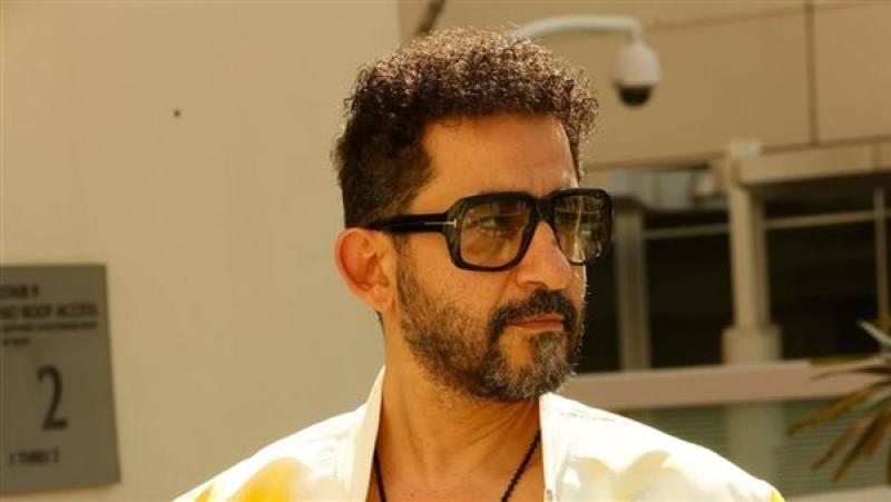 جلسة تصوير جديدة لأحمد حلمي داخل منزله .. صور