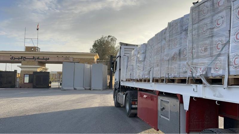 الهلال الأحمر يُطلق قافلة «زاد العزة» الـ166 إلى غزة بحمولة 3500 طن مساعدات إنسانية