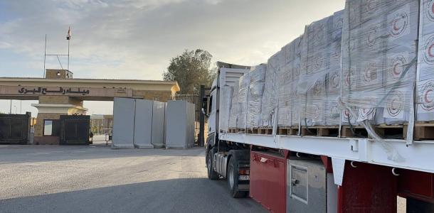 الهلال الأحمر يُطلق قافلة «زاد العزة» الـ166 إلى غزة بحمولة 3500 طن مساعدات إنسانية
