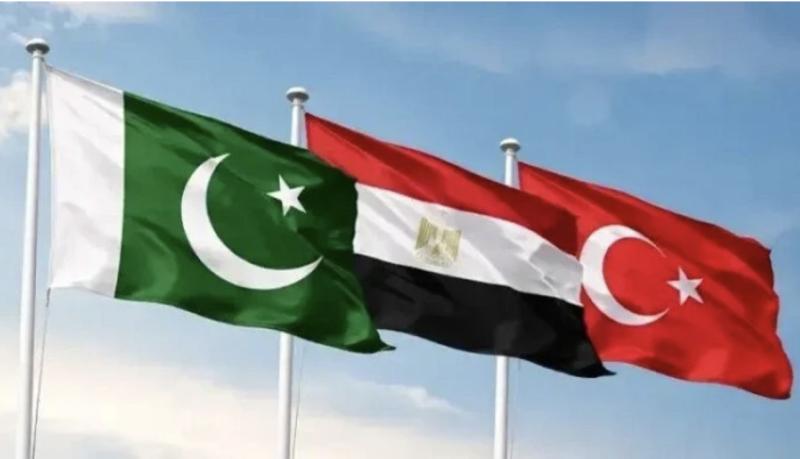 القاهرة تتحول لـ«غرفة عمليات دبلوماسية» تضم تركيا وباكستان.. مصر تقود وساطة ثلاثية لمنع انفجار ضفتي الخليج