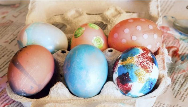 «الإفتاء» ترد على من يُحرم أكل السمك أو البيض الملون في شم النسيم