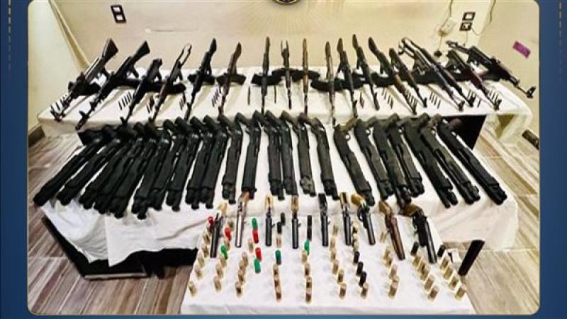 ضربة أمنية قوية.. ضبط نصف طن مخدرات و104 قطع سلاح ناري بحوزة بؤر إجرامية