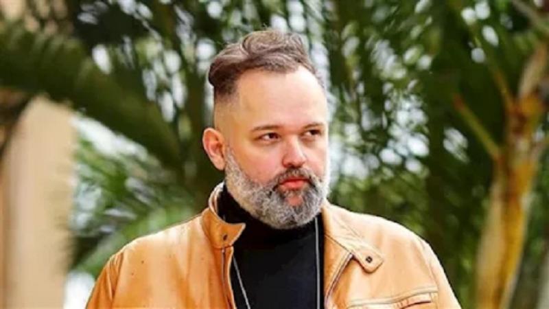 «فجأة ماشي بعصاية».. محمد محمود عبد العزيز يكشف تفاصيل تعرضه لأزمة صحية