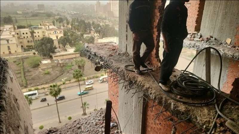 «18 دورًا بدلًا من 4».. إزالة مخالفات بعقارين تحت الإنشاء في المحلة