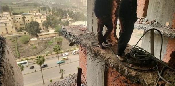 «18 دورًا بدلًا من 4».. إزالة مخالفات بعقارين تحت الإنشاء في المحلة