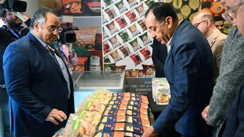 «لحوم ودواجن وخضروات».. رئيس الوزراء يزور معرض منتجات الشركات الصناعية في بنها