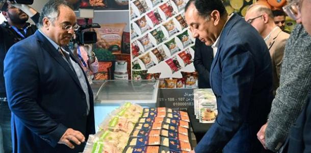 «لحوم ودواجن وخضروات».. رئيس الوزراء يزور معرض منتجات الشركات الصناعية في بنها