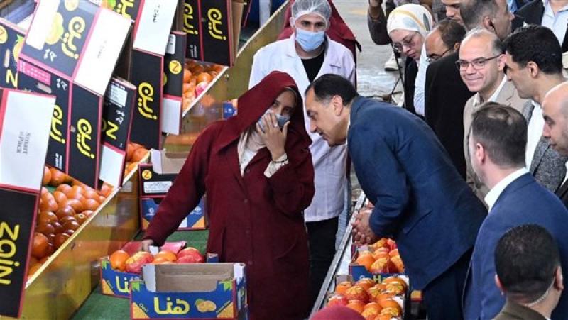 «المُرتب كويس؟».. رئيس الوزراء يجري حوارًا وديًا مع العاملين بمصنع في بنها