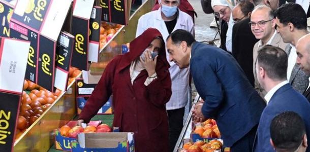 «المُرتب كويس؟».. رئيس الوزراء يجري حوارًا وديًا مع العاملين بمصنع في بنها