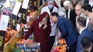 «المُرتب كويس؟».. رئيس الوزراء يجري حوارًا وديًا مع العاملين بمصنع في بنها