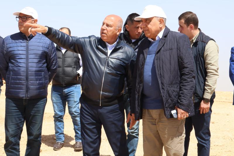 وزيرا الكهرباء والنقل يتفقدان منطقة جبل الجلالة لبدء إقامة عدد من مشروعات طاقة الرياح