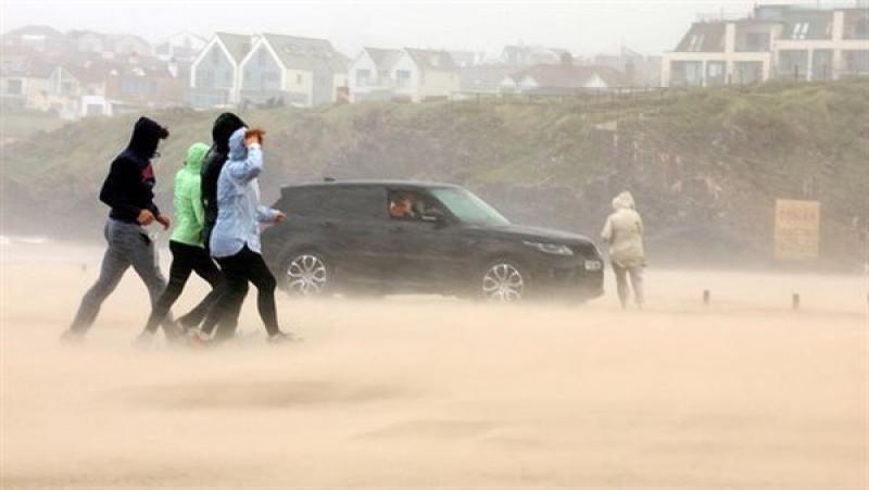 العاصفة «ديف» تقطع الكهرباء عن آلاف المنازل في ويلز وأيرلندا الشمالية