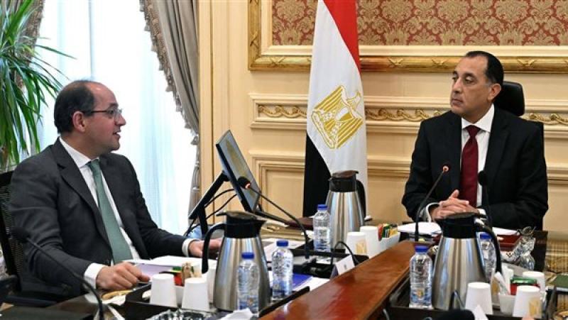 رئيس الوزراء يتابع مع وزير المالية تدبير التمويل لتلبية الاحتياجات الأساسية للدولة