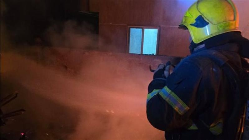 السيطرة على حريق مخلفات خشبية أعلى سطح عقار بـالقاهرة دون خسائر بشرية