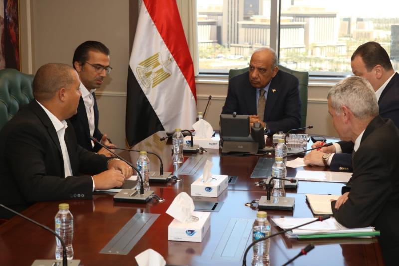 وزير الكهرباء يبحث مع تحالف «حسن علام- إنفينيتي» التوسع بمشروعات الطاقة الشمسية والرياح