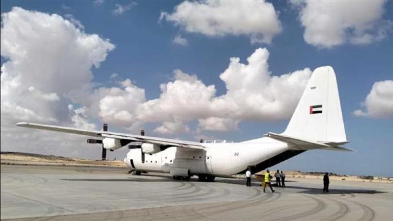 طائرة مساعدات إماراتية تصل العريش تمهيدًا لإدخالها قطاع غزة