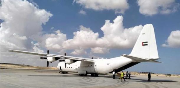 طائرة مساعدات إماراتية تصل العريش تمهيدًا لإدخالها قطاع غزة