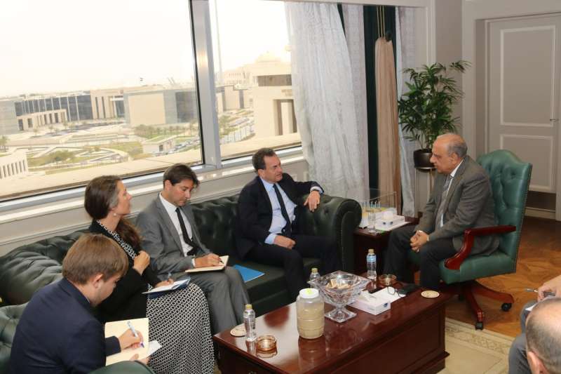 وزير الكهرباء يبحث مع سفير فرنسا بالقاهرة سبل تعزيز فرص الشراكة بمجالات الطاقات المتجددة