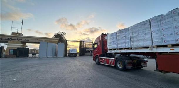 الهلال الأحمر المصري يمد أهالي غزة بـ 104 ألف سلة غذائية وأطنان من المواد الإغاثية