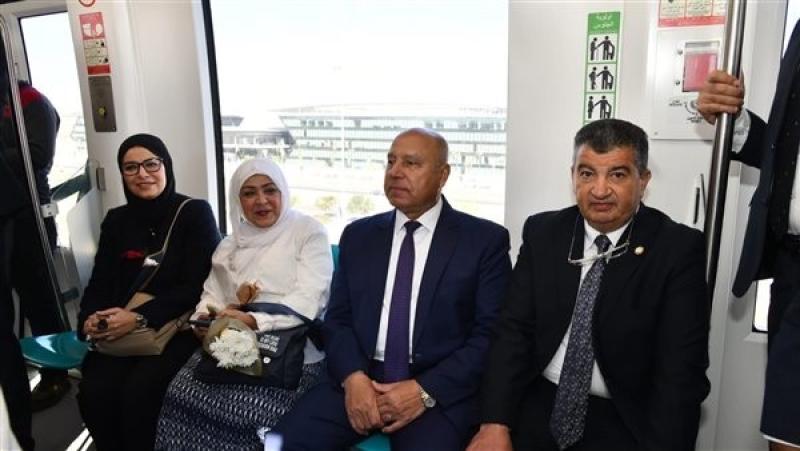 وزير النقل يستقل قطار المونوريل من محطة المستثمرين بالقاهرة الجديدة حتى محطة الحي الحكومي بالعاصمة