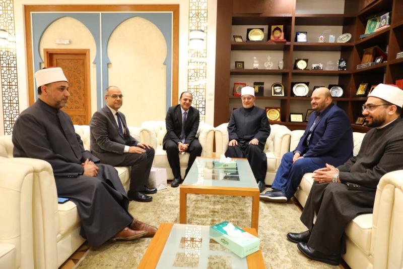 نائب رئيس هيئة الرقابة النووية والإشعاعية يزور مفتي الجمهورية تقديرًا لدعمه التوعوي لمجلة الهيئة