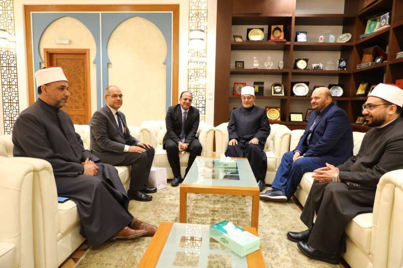 نائب رئيس هيئة الرقابة النووية والإشعاعية يزور مفتي الجمهورية تقديرًا لدعمه التوعوي لمجلة الهيئة