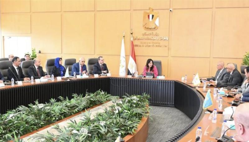 «الإسكان» تؤكد ضرورة توفير شبكة نقل داخلية بالمدن الجديدة والاهتمام بالنظافة والصيانة