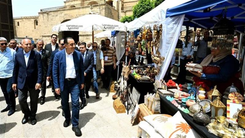 القاهرة التاريخية تستعيد بريقها.. شوارع التراث تنبض بالحياة والفن يعيد إحياء قلب العاصمة