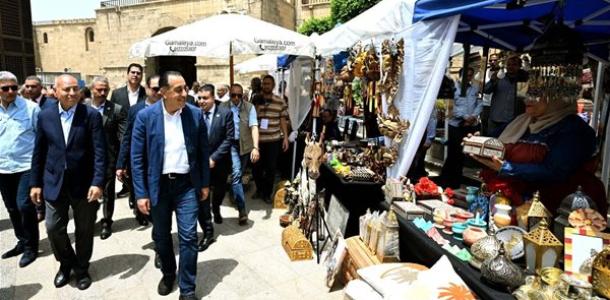 القاهرة التاريخية تستعيد بريقها.. شوارع التراث تنبض بالحياة والفن يعيد إحياء قلب العاصمة