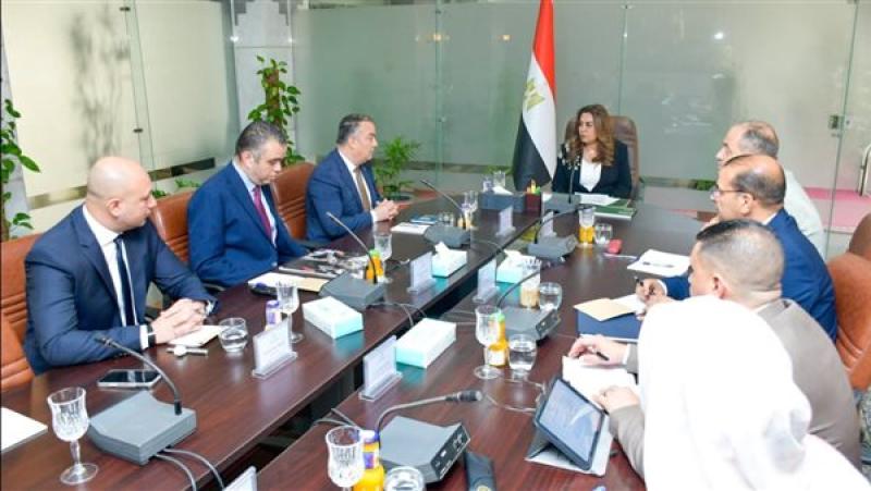 وزيرة التنمية تبحث مع شركات تطوير النقل الجماعي لسيارات الميكروباص والسيرفيس بالمحافظات
