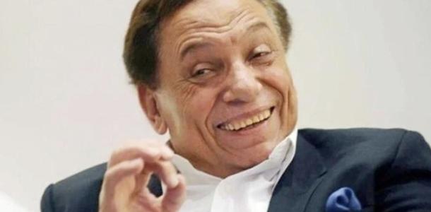 المكياج والفيروس الغامض.. كواليس رحلة عادل إمام السرية للعلاج في فرنسا